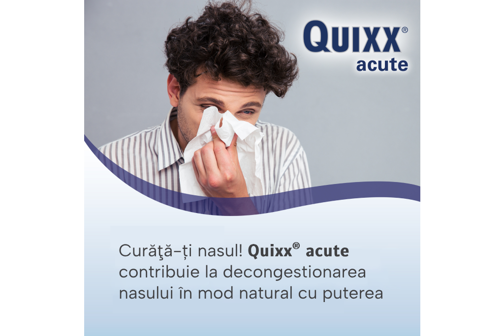 Bărbat care își suflă nasul într-un șervețel.