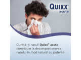 Bărbat care își suflă nasul într-un șervețel.