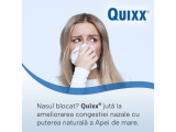 Femeie care își acoperă nasul cu un șervețel.