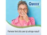 Femeie fericită care își atinge nasul